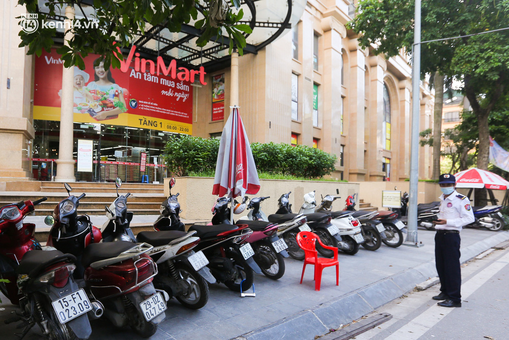 Ghi nhận tại VinMart Hoàng Cầu lúc 15h00, siêu thị này cũng đã đóng cửa. Phía bên ngoài có 1 bảo vệ đang túc trực