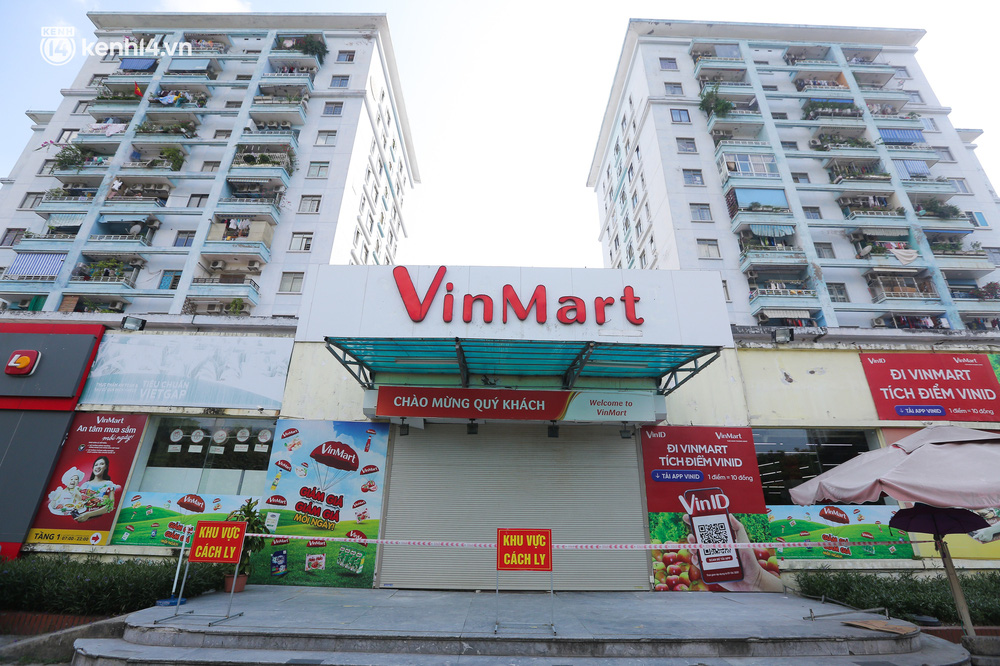 Ghi nhận lúc 15h30 tại VinMart Văn Quán (phường Văn Quán, Hà Đông), lực lượng chức năng đã lập hàng rào, phong toả tạm thời siêu thị này