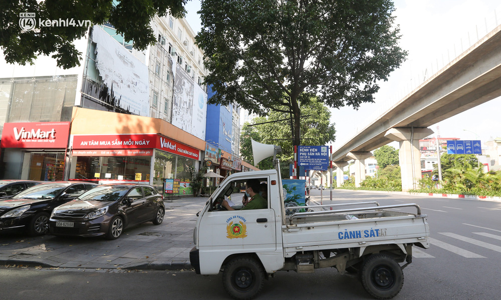 Lực lượng chức năng cũng có mặt tại đây để nhắc nhở người dân. Thông báo của công an cho biết: 
