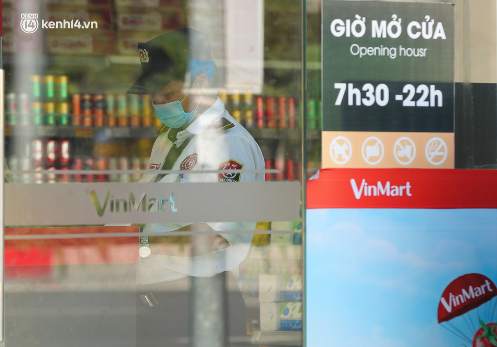 Nhân viên của siêu thị vẫn ở bên trong
