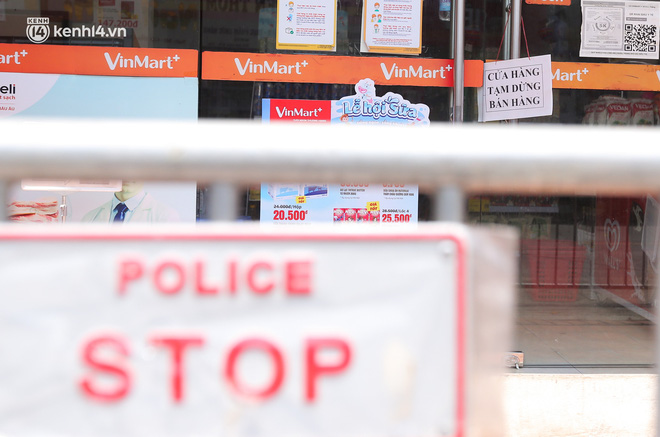Tại VinMart+ số 36 Đức Thắng (phường Đức Thắng, Bắc Từ Liêm), lực lượng chức năng cũng đặt rào chắn tại cửa hàng này. Theo lãnh đạo UBND phường Đức Thắng, cửa hàng này có 1 nhân viên là F1 nên địa phương đã vận động cửa hàng tạm thời đóng cửa. Nếu có kết quả âm tính, cửa hàng sẽ được mở cửa trở lại để đảm bảo phòng chống dịch