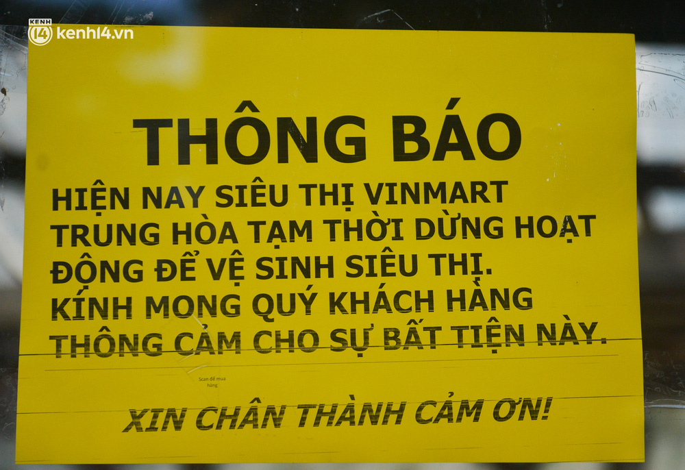 Thông báo của VinMart Trung Hòa được dán ở cửa ra vào