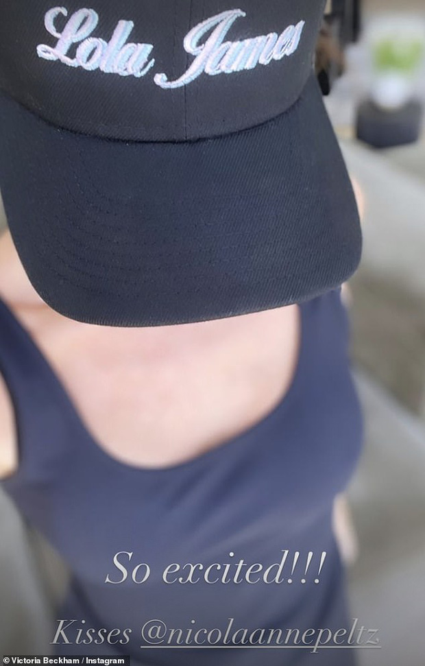 Victoria Beckham cũng đội chiếc mũ lưỡi trai tương tự để lăng xê bộ phim đầu tay của Nicola với vai trò đồng đạo diễn