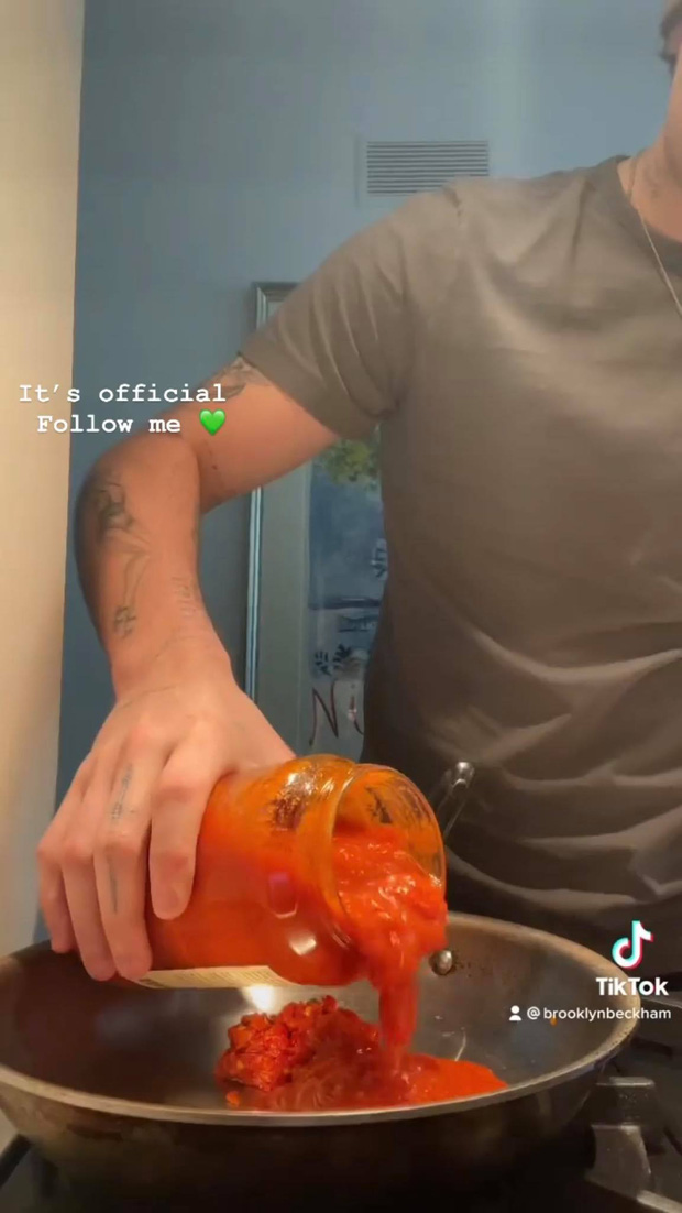 Brooklyn chuyển nghề sang làm TikToker chuyên nấu nướng khiến nhiều người cảm thấy khó hiểu