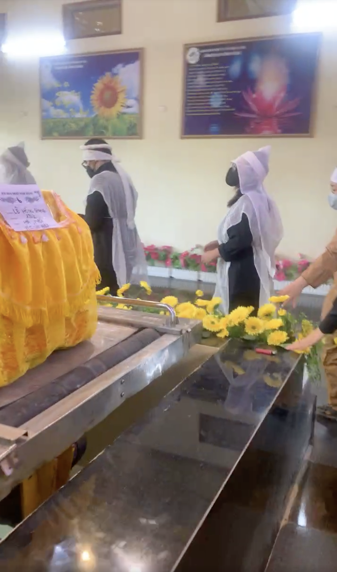 Tang lễ chỉ có sự tham dự của vài người thân thiết vì tình hình dịch bệnh đang diễn biến phức tạp