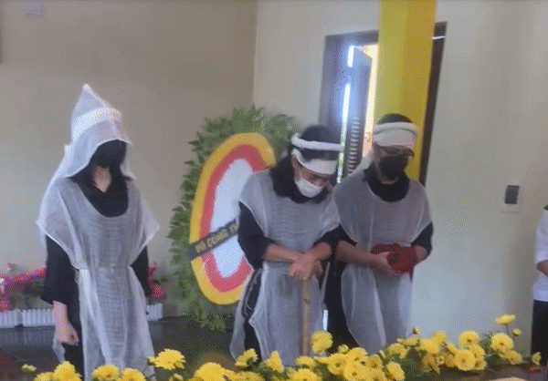 Người thân liên tục bật khóc trong giây phút tiễn đưa linh cữu của NS Giang Còi