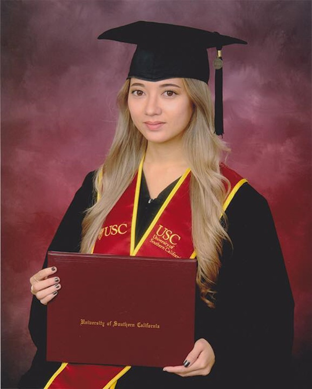 Năm 2018, cô tốt nghiệp ngành Music Industry tại Đại học Southern California