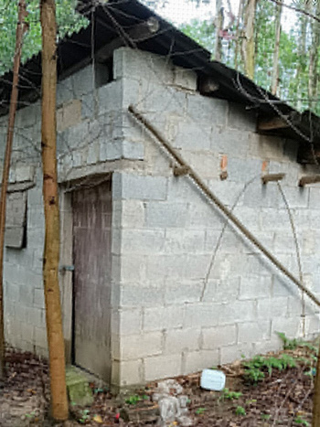 Ngôi nhà do Ling Dong tự xây phía sau lưng núi