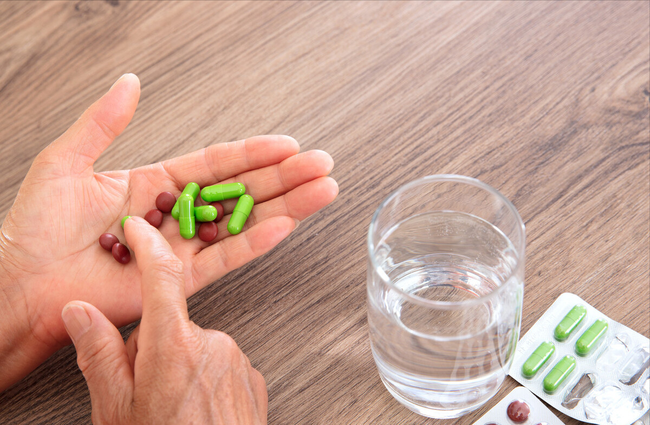 Uống thuốc đều đặn là một trong những cách kiểm soát huyết áp cao.