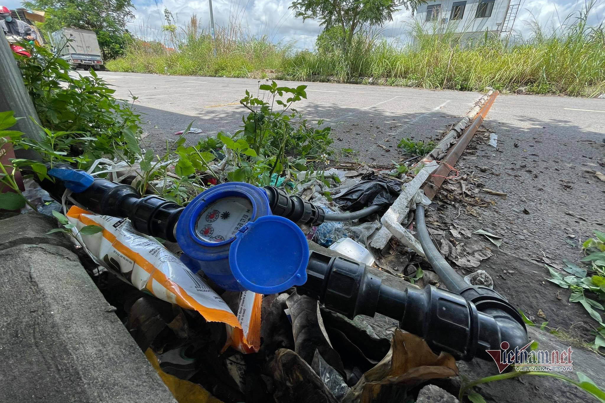 4 hộ gia đình chung nhau một đường ống nước được kéo từ khu khác sang