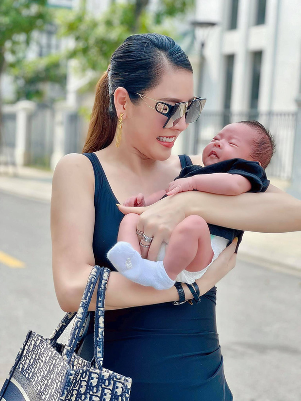 Những khoảnh khắc khác trong bộ ảnh mới của 2 mẹ con Quế Vân