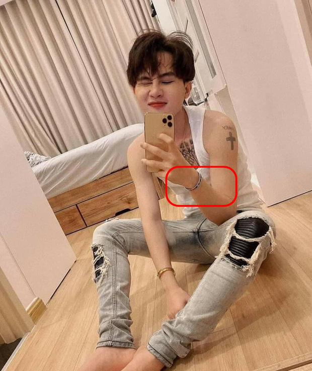 Chiếc vòng trong đoạn clip được cư dân mạng cho là đúng với chiếc vòng mà Jack đeo khi chụp hình gần đây.