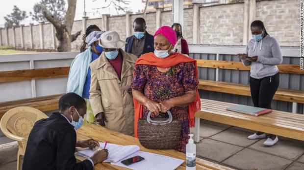 Người dân đăng ký tiêm vaccine Covid-19 tại một bệnh viện ở Nairobi. Chưa đến 2% dân số Kenya được tiêm chủng đầy đủ. Ảnh: CNN