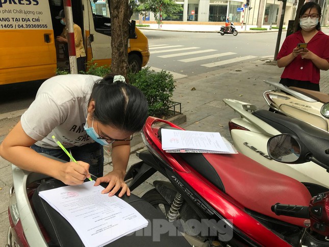 Nhiều người cho biết, phải chạy đi chạy lại vài lần mới đủ thủ tục cần thiết để xác nhận Giấy đi đường