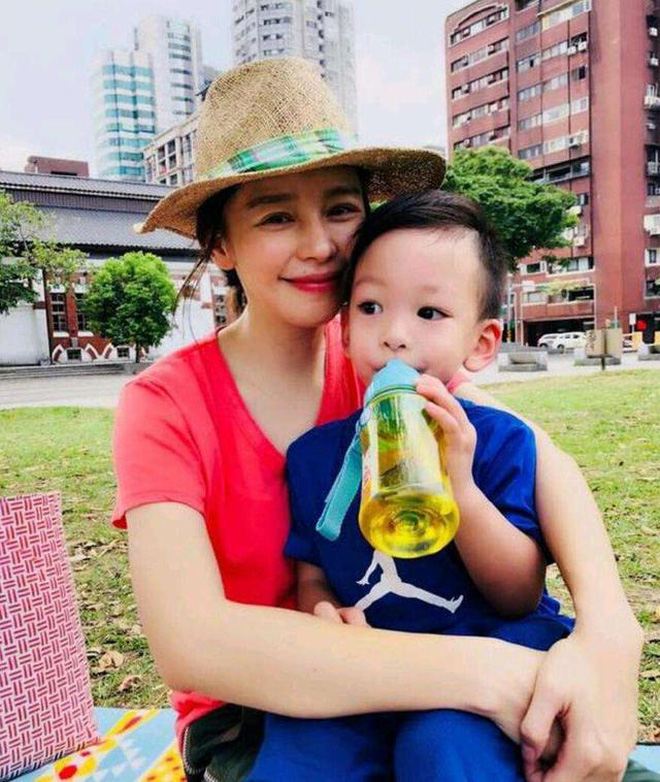 Hiện tại, cô đang có cuộc sống hạnh phúc với tổ ấm nhỏ