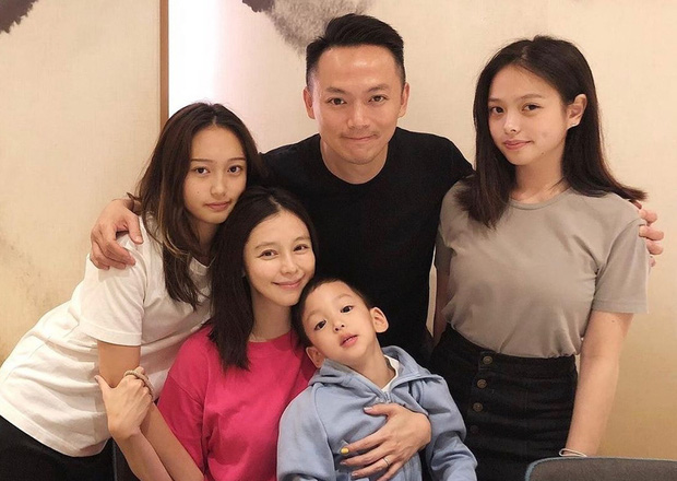 2 cô con gái riêng của chồng vẫn hoà hợp với Từ Nhược Tuyên dù vướng bao dị nghị