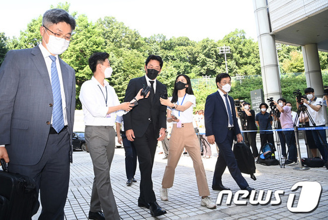 Báo giới, truyền thông vây kín Ha Jung Woo