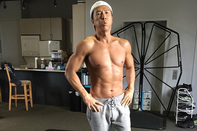 Dù đã bước sang tuổi 58, bằng tuổi Lý Liên Kiệt, nhưng siêu sao họ Chân vẫn giữ được thân hình cường tráng, vạm vỡ và sức khỏe tốt.