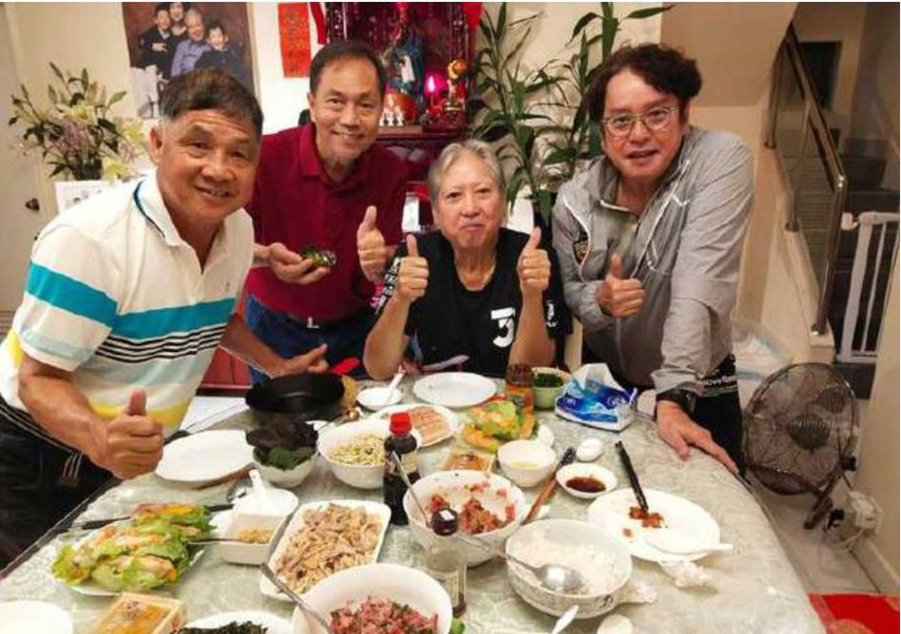 Hình ảnh mới nhất của Hồng Kim Bảo với vẻ ngoài sụt cân thấy rõ.