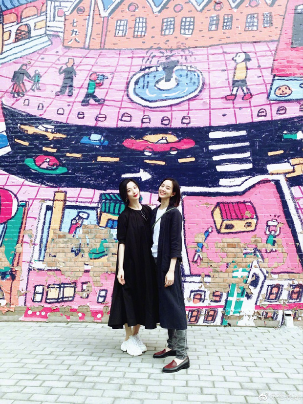 Phạm Băng Băng đưa Trương Quân Ninh cùng đi xem triển lãm