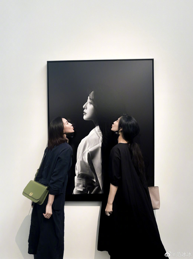 Phạm Băng Băng đã đưa mỹ nhân họ Trương đi xem triển lãm, trong đó có bức ảnh chụp chân dung đen trắng ấn tượng của nàng 