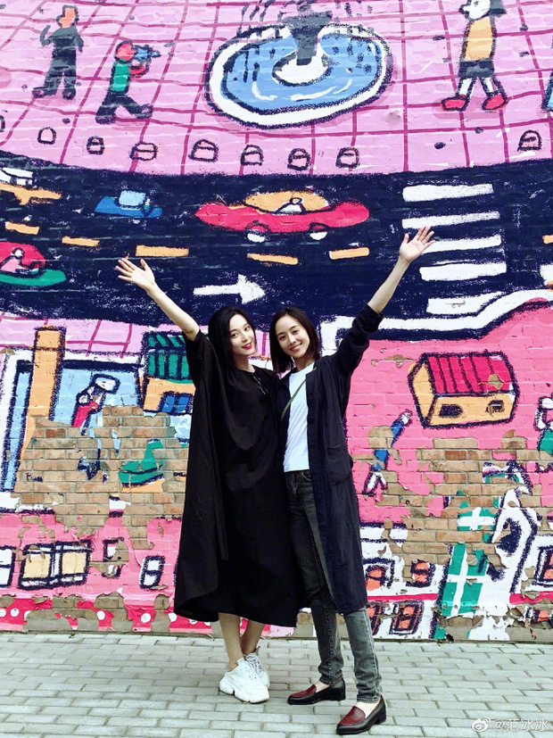 2 nữ minh tinh đăng loạt ảnh tụ tập cùng nhau vô cùng đáng nhớ