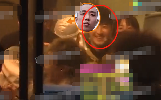 Phan Vỹ Bá liên tục cười tươi khi gặp lại đồng đội cũ