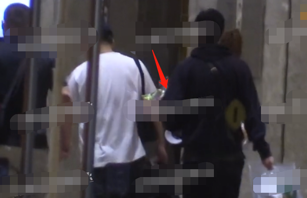 Khi trở về khách sạn, Phan Vỹ Bá còn cầm theo 1 bó hoa tươi, cho thấy tâm lý thoải mái, vui vẻ