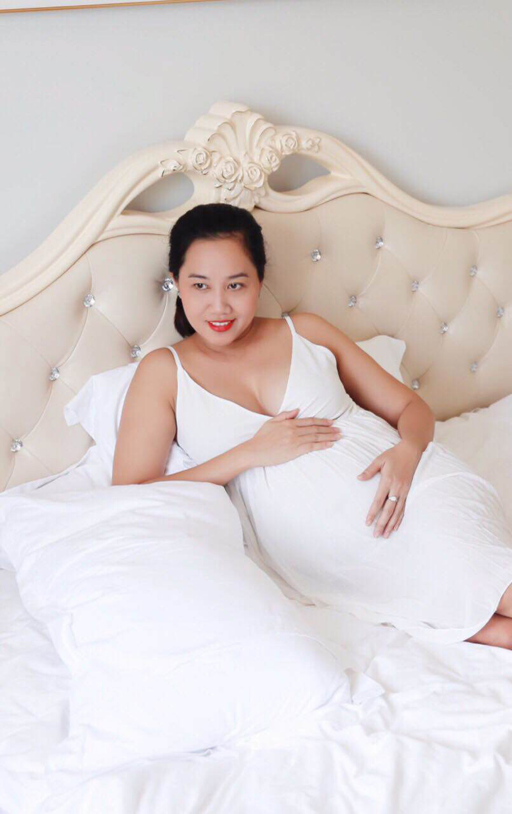 Năm 2019, cô gây chú ý khi khoe bụng bầu.