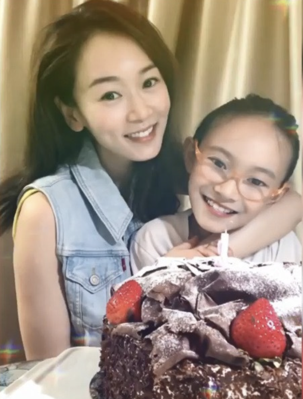 Dương Tư Kỳ chăm xuất hiện bên hai con, nhưng tuyệt đối không tiết lộ về chồng.