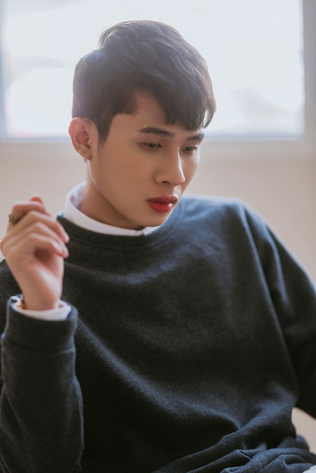 Động thái được cho là của nam ca sĩ âm thầm làm với hội người yêu lần nữa gây tranh cãi dữ dội