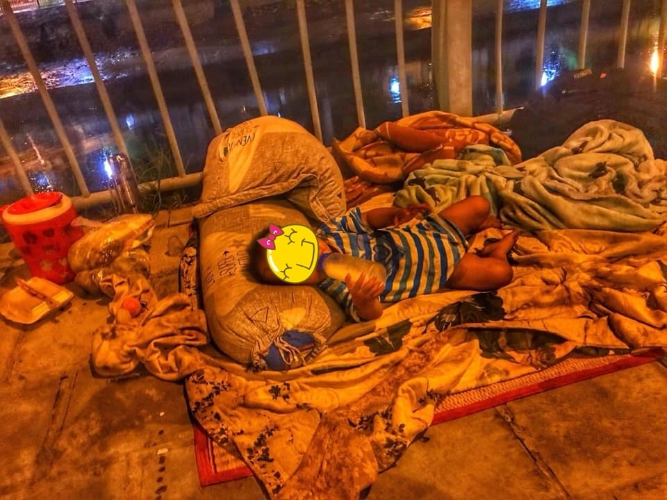  Bé gái 14 tháng tuổi phải ngủ ngoài đường cùng bố mẹ vì hoàn cảnh khó khăn. (Ảnh: Đêm Sài Gòn)