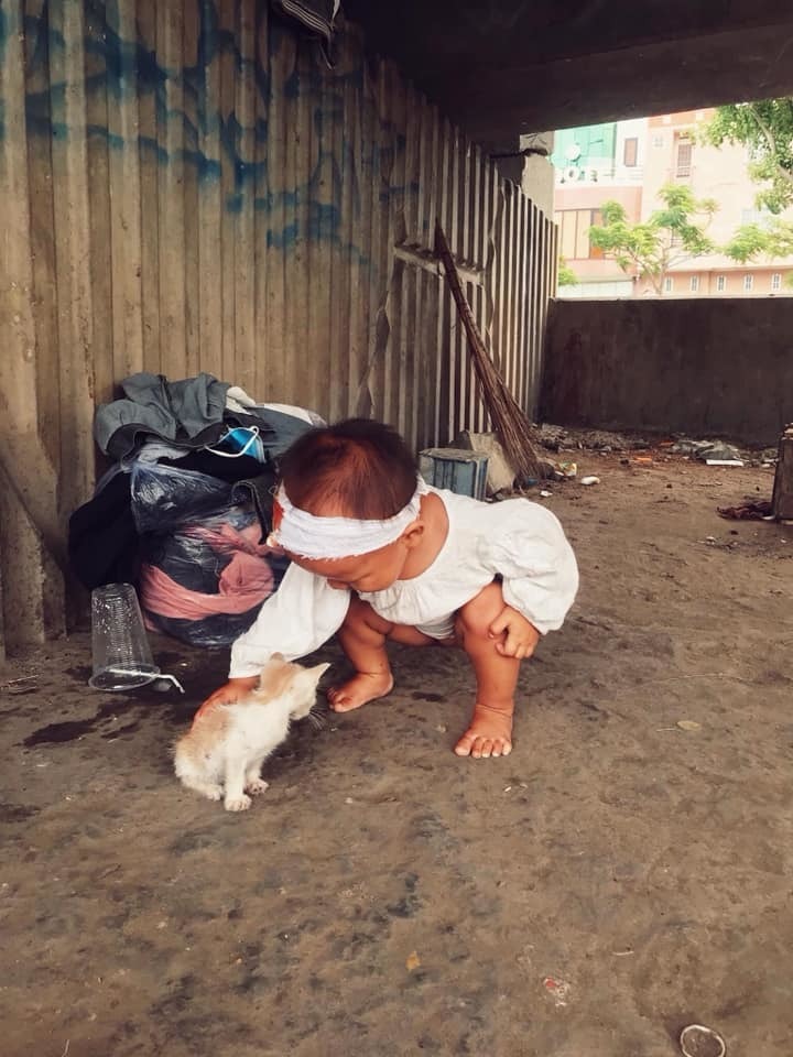  Vết thương trên đầu em bé cũng là từ 1 lần ngã xuống từ thành cầu xuống khi phải ngủ ngoài đường. (Ảnh: Đêm Sài Gòn)