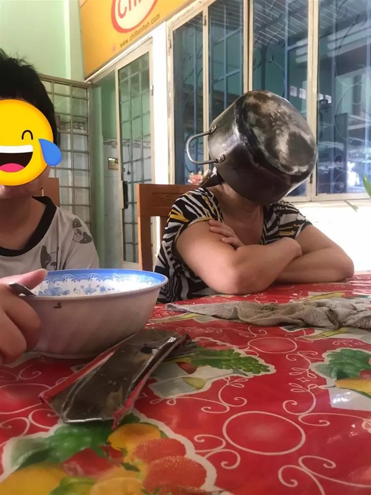 Cãi nhau to, mẹ úp cả cái nồi vào mặt ép bố phải làm hòa-1