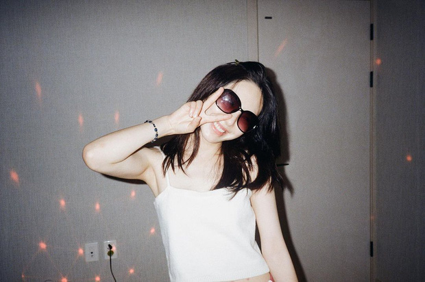 Dù dân tình ngán ngẩm nhưng lần này nữ idol đã đăng tải những hình ảnh vui vẻ thay vì bài đăng tiêu cực, 