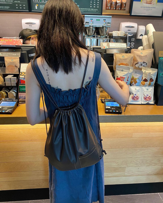 Trước đó, Mina cũng từng khoe khéo hình xăm lấp ló qua chiếc váy hở lưng gợi cảm