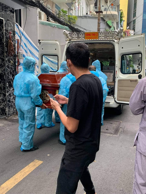 Sau khi khâm liệm, linh cữu của anh được đưa đến Củ Chi để hoả táng