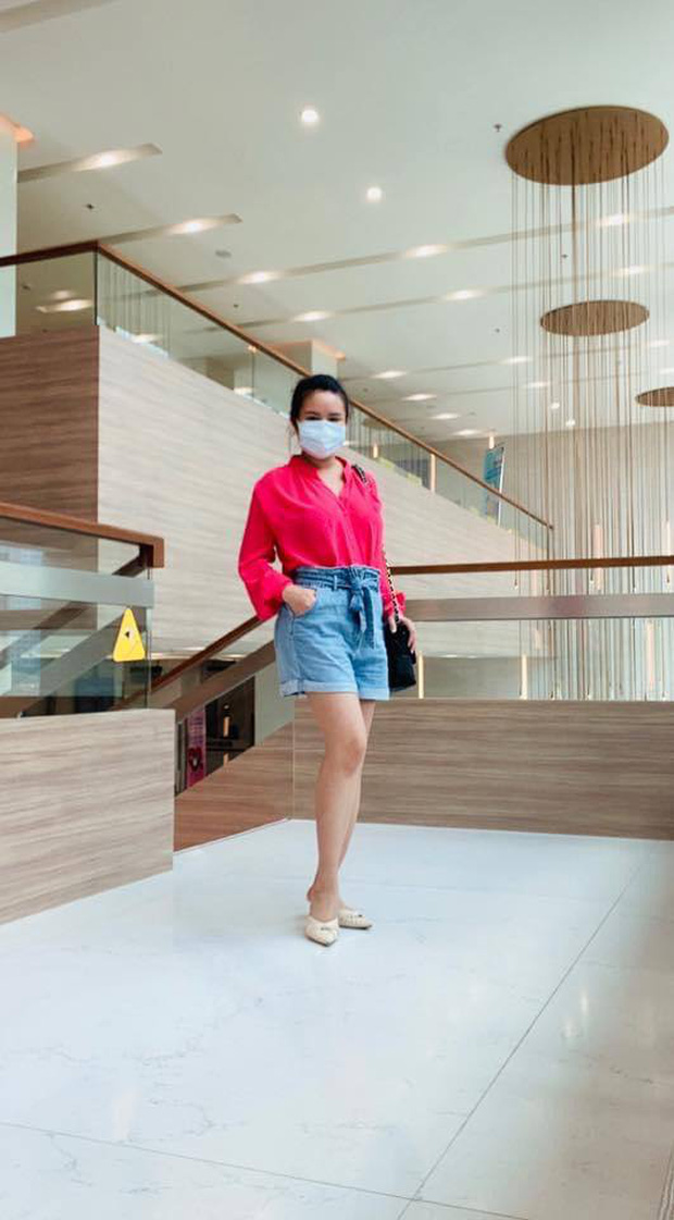 Giọng ca Đồng Xanh diện đồ đơn giản đưa con đi khám, vóc dáng thon gọn của nữ ca sĩ gây chú ý