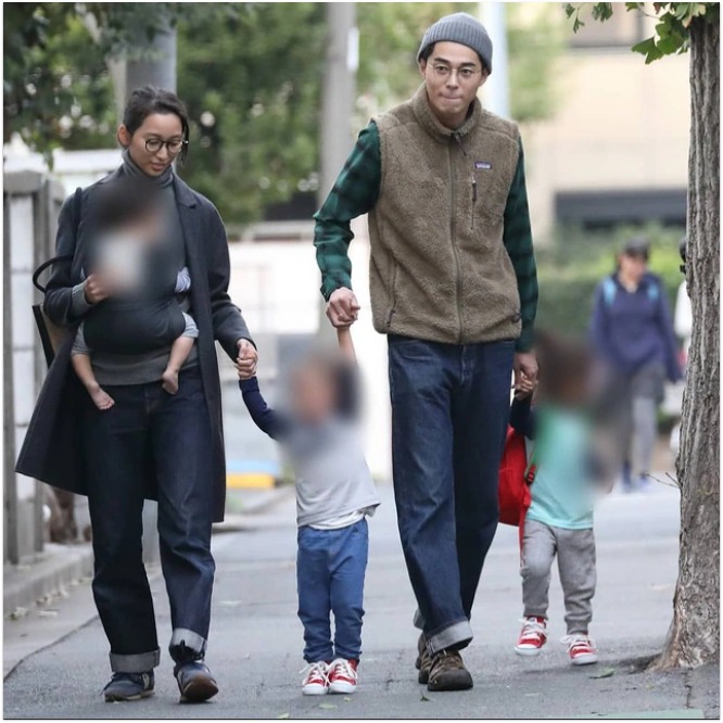 Higashide bên vợ và 3 con khi chưa bị phanh phui chuyện cặp bồ.