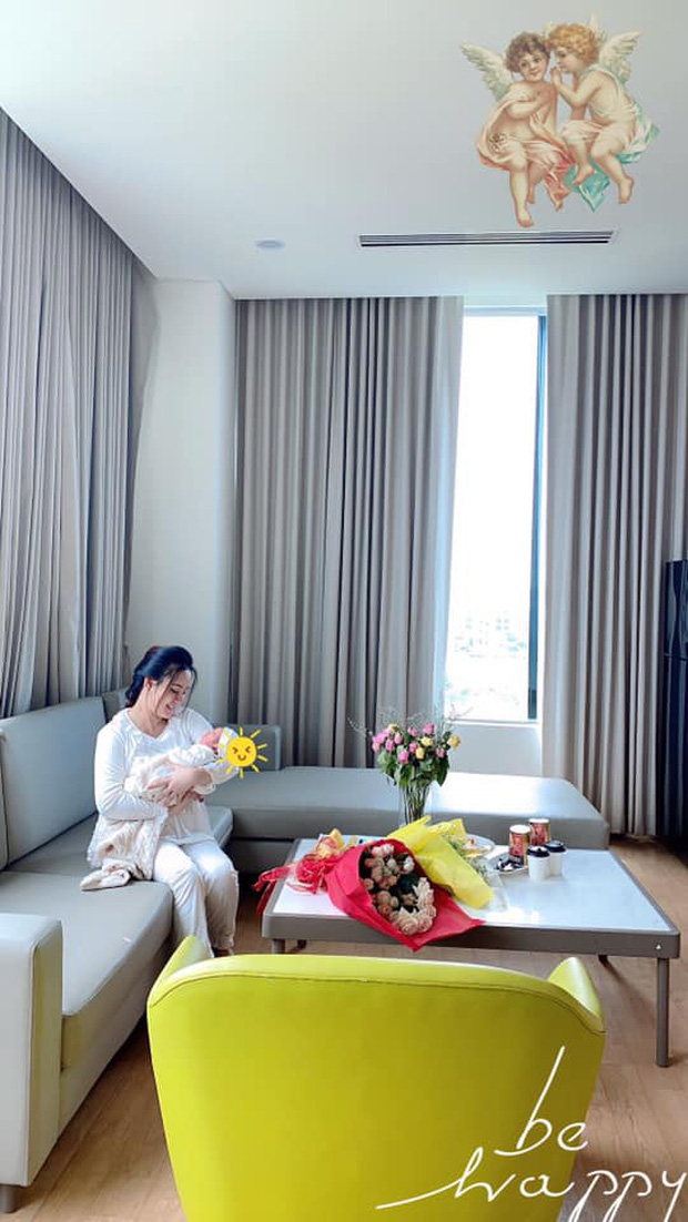 Được biết, thiên thần nhỏ của Vy Oanh lúc mới sinh nặng 3,3 kg và rất khỏe mạnh