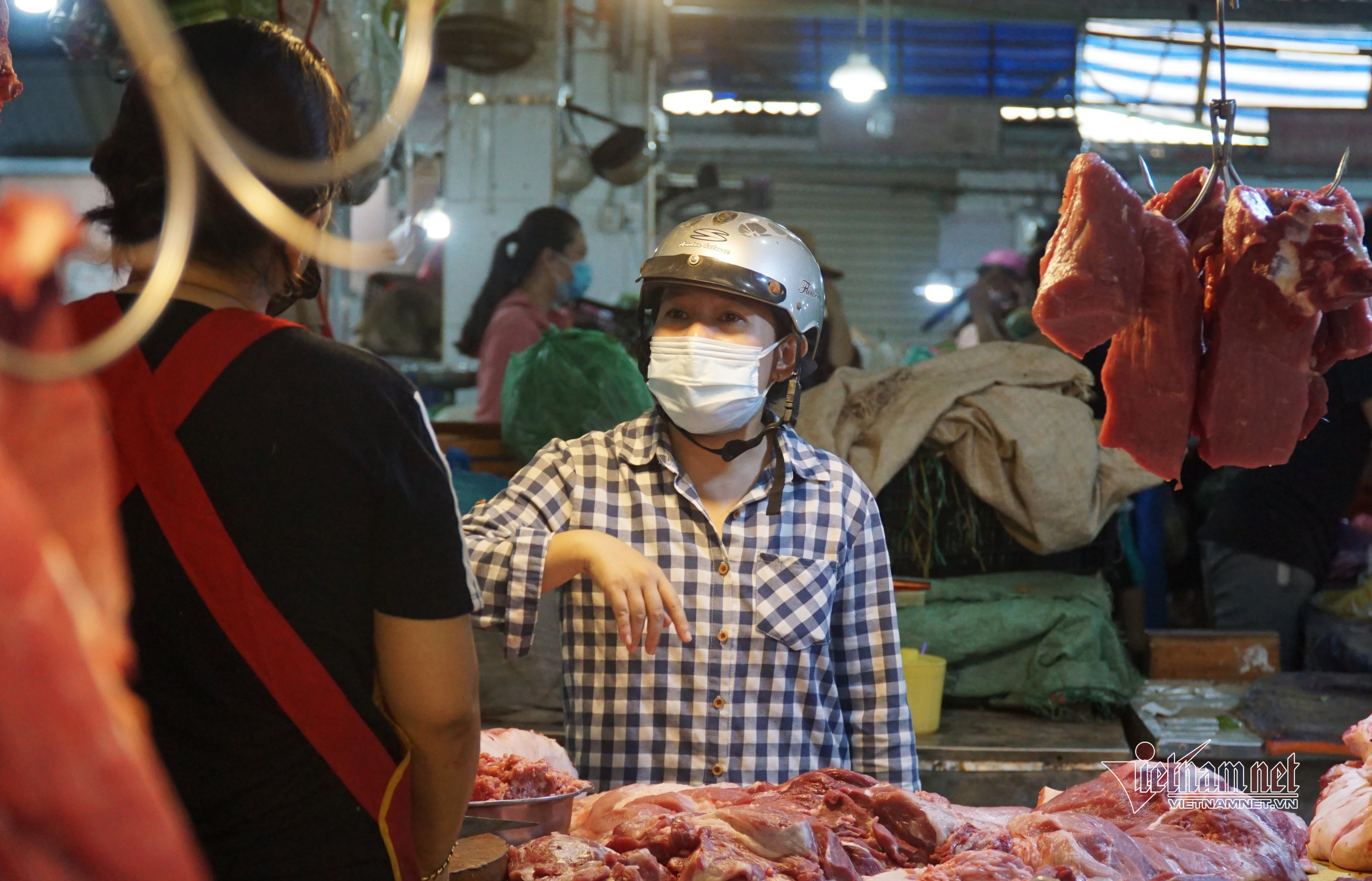 Tại chợ Thanh Khê rất ít người mua hàng. Hôm qua, tại chợ này người dân xếp hàng dài từ sớm để mua thức ăn về dự trữ