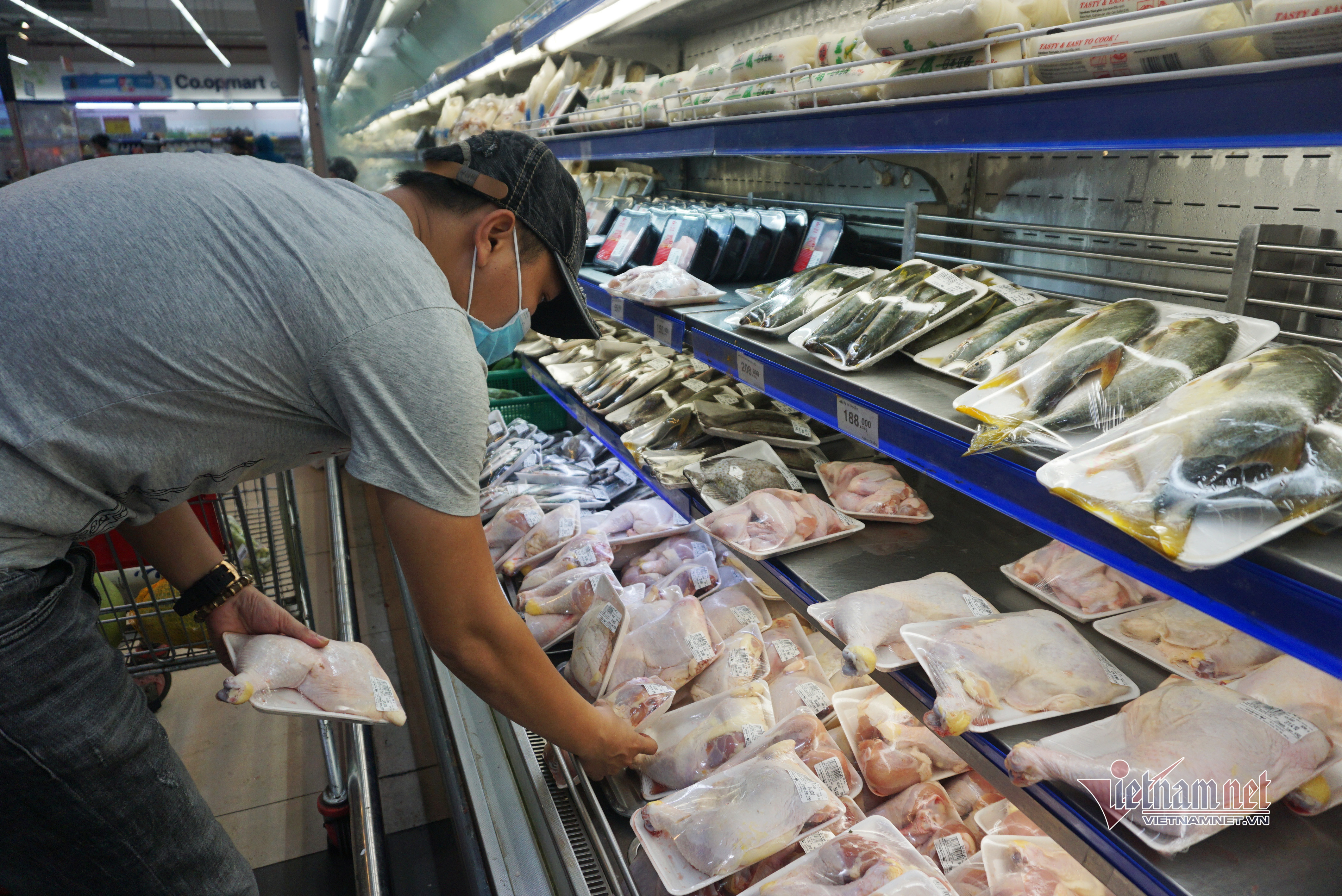 Các mặt hàng đa dạng, phong phú, người mua tha hồ chọn lựa 