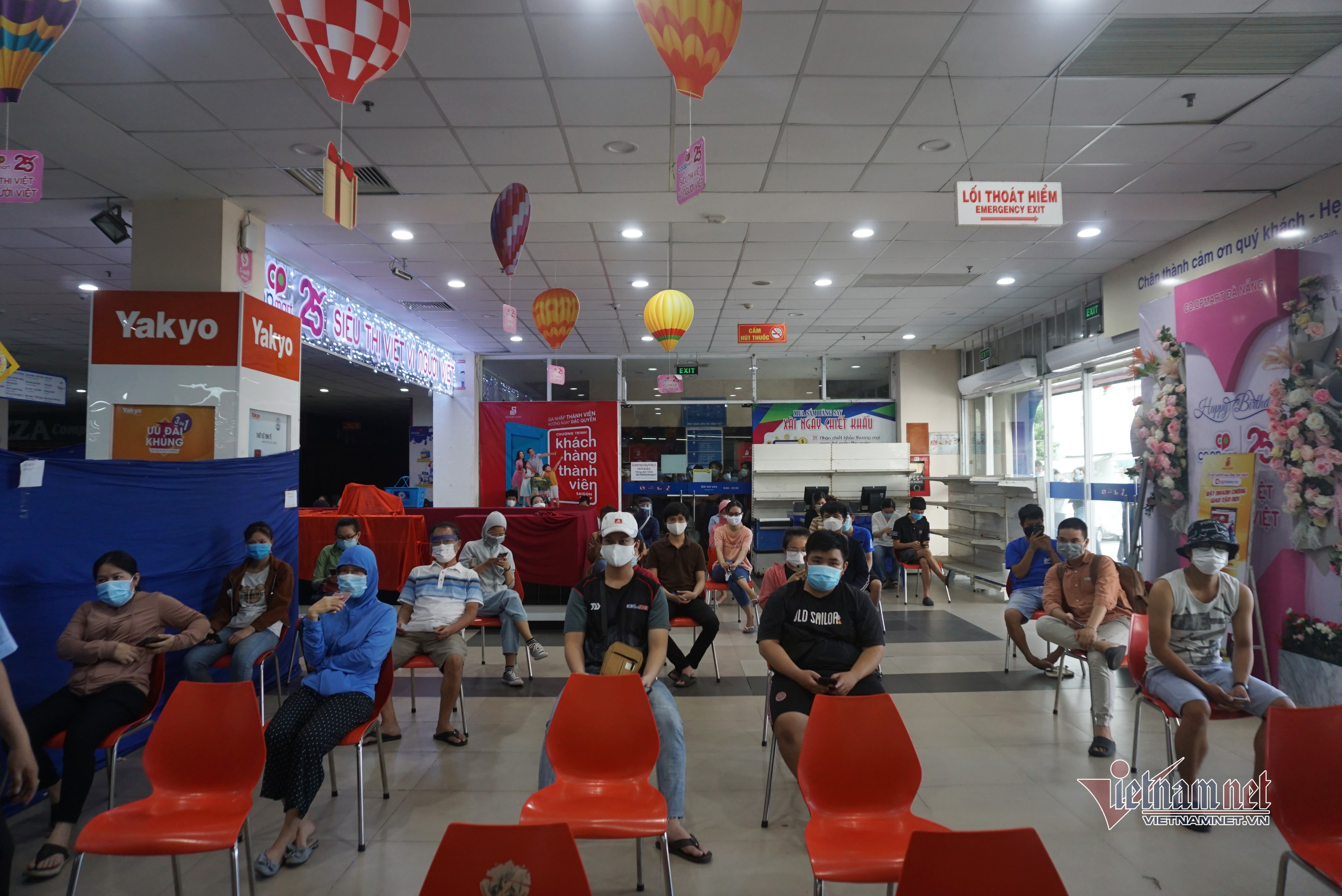 Siêu thị thị Co.Opmart (quận Thanh Khê) cho khách vào mua hàng theo từng đợt khoảng 20 người để đảm bảo giãn cách