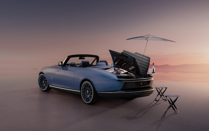 TrênRolls-Royce Boat tail, chỉ cần nhấn nút, phần mui từ từ hé mở với “hiệu ứng cánh bướm”, để lộ buồng tiếp khách – Hosting suite mời gọi với một cây dù lạ mắt, thiết kế chưa từng thấy trong thế giới ô tô.