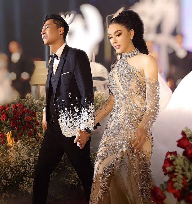 Lâm Khánh Chi nhiều lần vướng tin đồn trục trặc tình cảm với ông xã nhưng sau đó cô đều giải quyết mọi chuyện trong êm đẹp