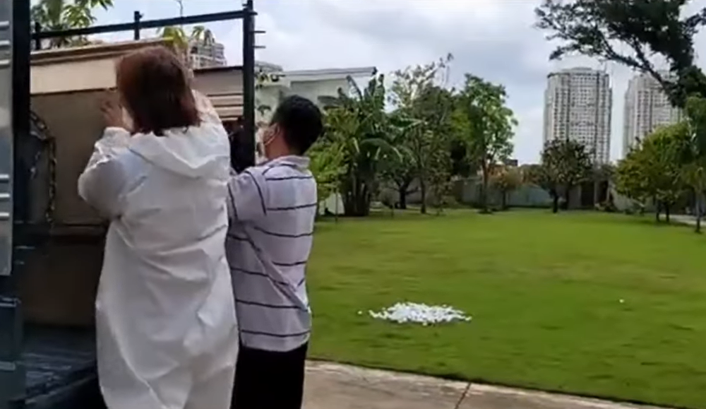 Chồng Việt Hương tích cực khuân quan tài.
