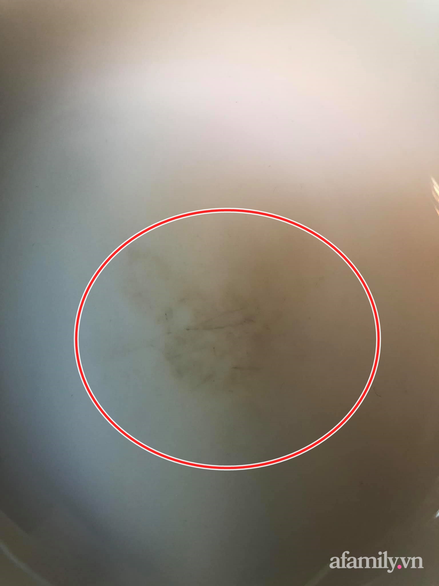 Sau một thời gian sử dụng, dưới đáy bát ăn cơm và bát đựng canh có tình trạng bị sờn vàng vì dùng máy rửa bát như thế này.