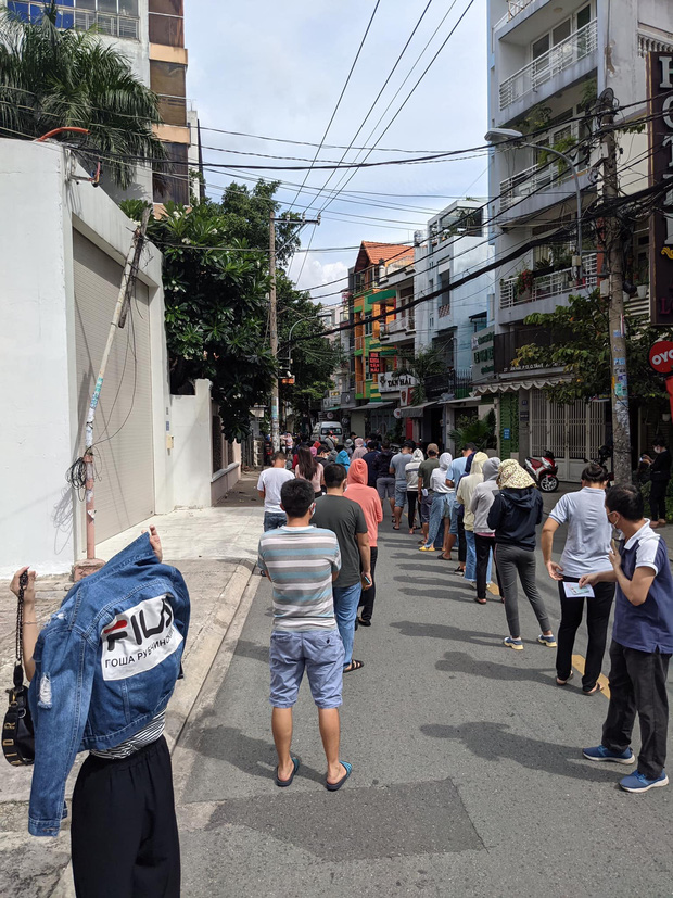 Có khá đông người dân chờ xếp hàng để tiêm vaccine Sinopharm (Ảnh: Nguyễn Thanh Phong)