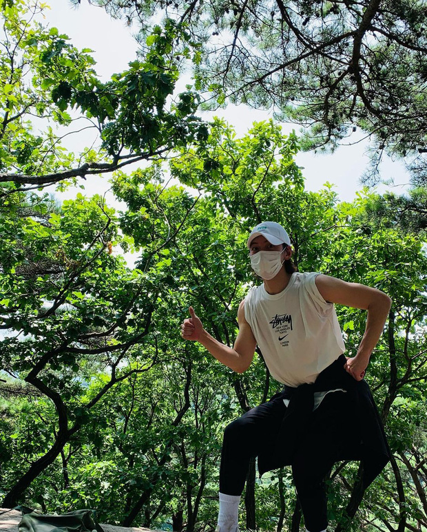 Đặc biệt nhất, dân tình không thể rời mắt khỏi bắp tay cuồn cuộn sexy của Ji Chang Wook