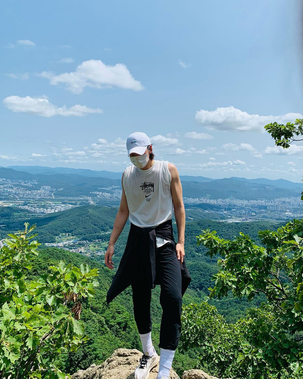 Trên trang cá nhân, Ji Chang Wook đã đăng tải loạt ảnh tái xuất sau khi khỏi COVID-19. Trong trang phục leo núi, nam diễn viên khoe khéo được đôi chân dài, vóc dáng cực đỉnh